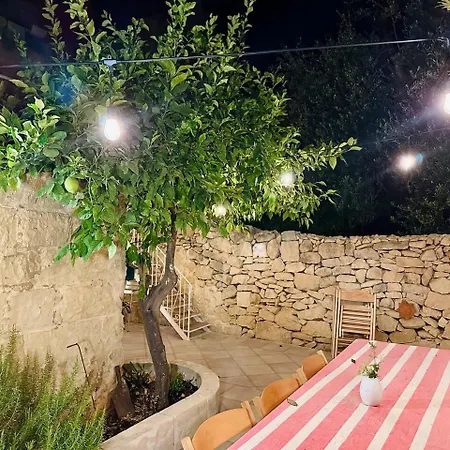 Semesterbostad Josette With Pool Table And Garden By Haven And Keys Malta *