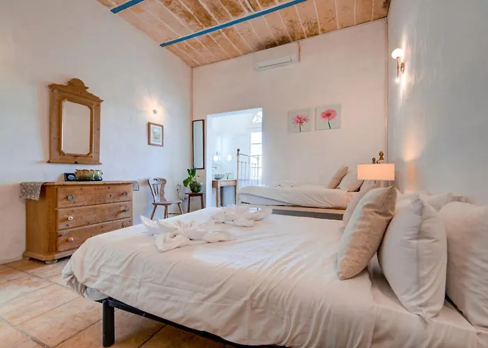 Josette With Pool Table And Garden By Haven And Keys Malta * Saint Julian's