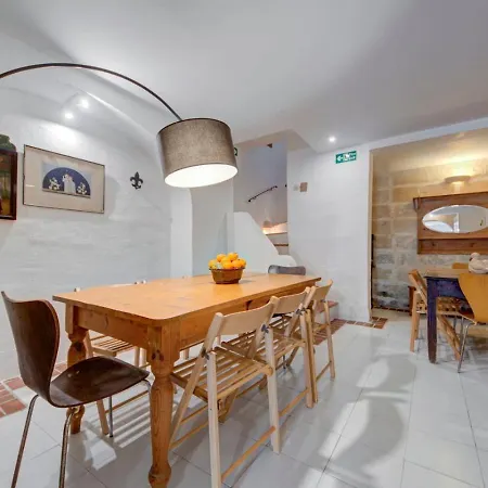 Josette With Pool Table And Garden By Haven And Keys Malta بيت للعطل سانت جوليان