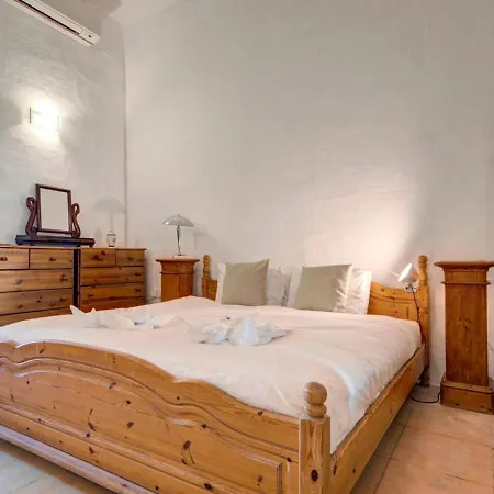 Josette With Pool Table And Garden By Haven And Keys Malta بيت للعطل *