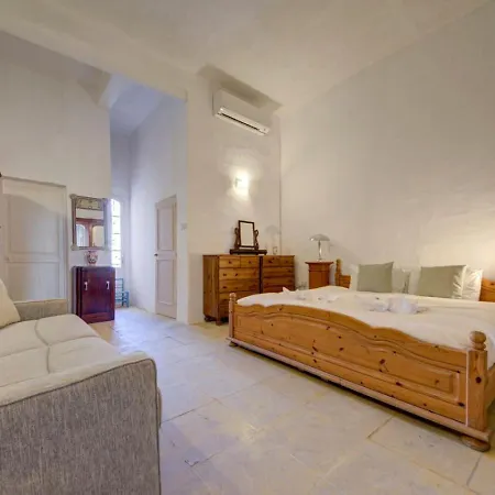 Josette With Pool Table And Garden By Haven And Keys Malta بيت للعطل سانت جوليان