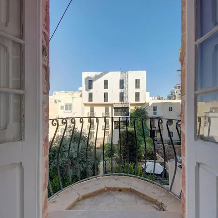 Josette With Pool Table And Garden By Haven And Keys Malta بيت للعطل