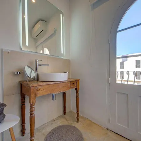 Josette With Pool Table And Garden By Haven And Keys Malta * سانت جوليان