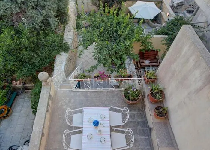 펜션 Josette With Pool Table And Garden By Haven And Keys Malta Saint Julian's