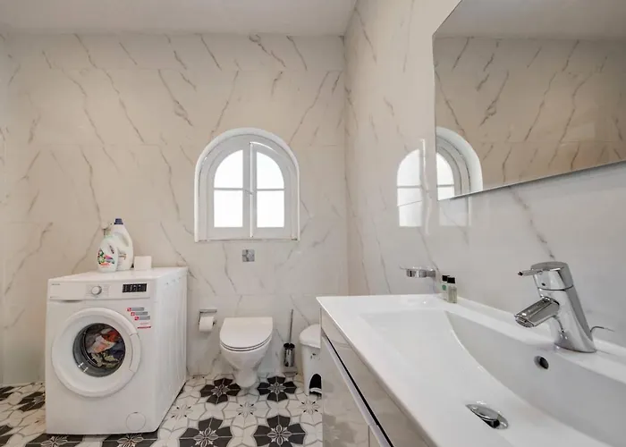 펜션 Josette With Pool Table And Garden By Haven And Keys Malta Saint Julian's